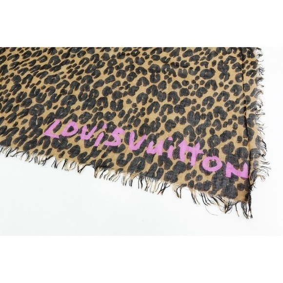 Louis Vuitton Leopard Etoile Scarf - Picture 3 of 3